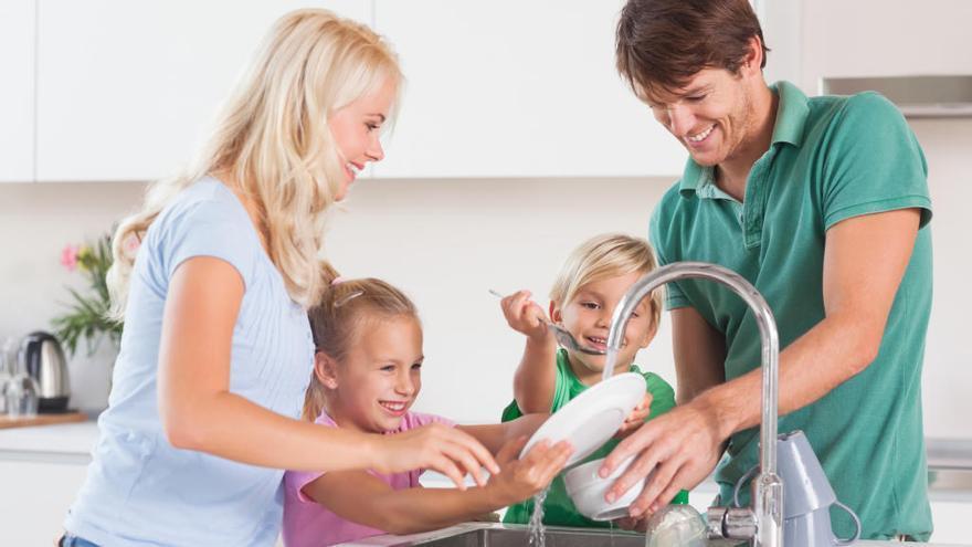 Tareas del hogar que tu hijo puede hacer según su edad