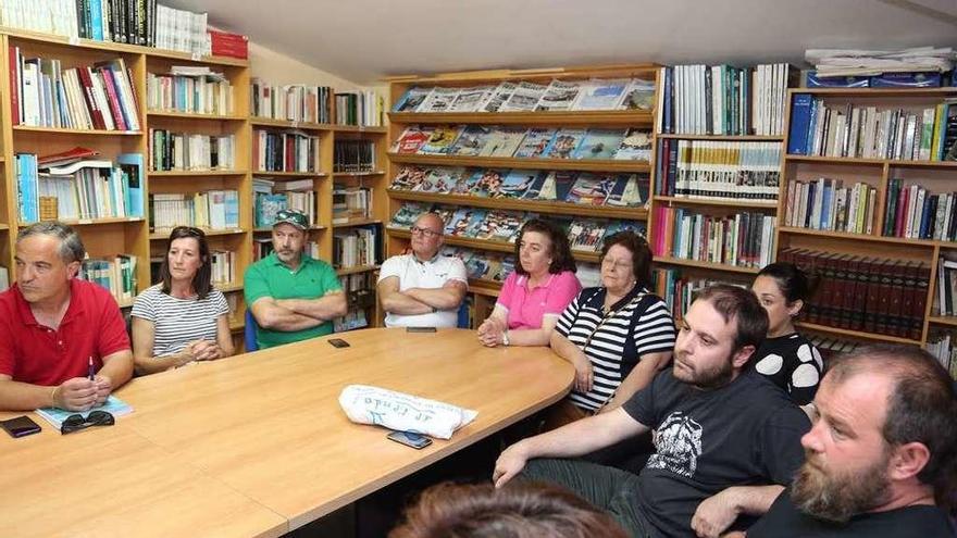 Representantes de los colectivos que reivindican la construcción del auditorio. // Muñiz