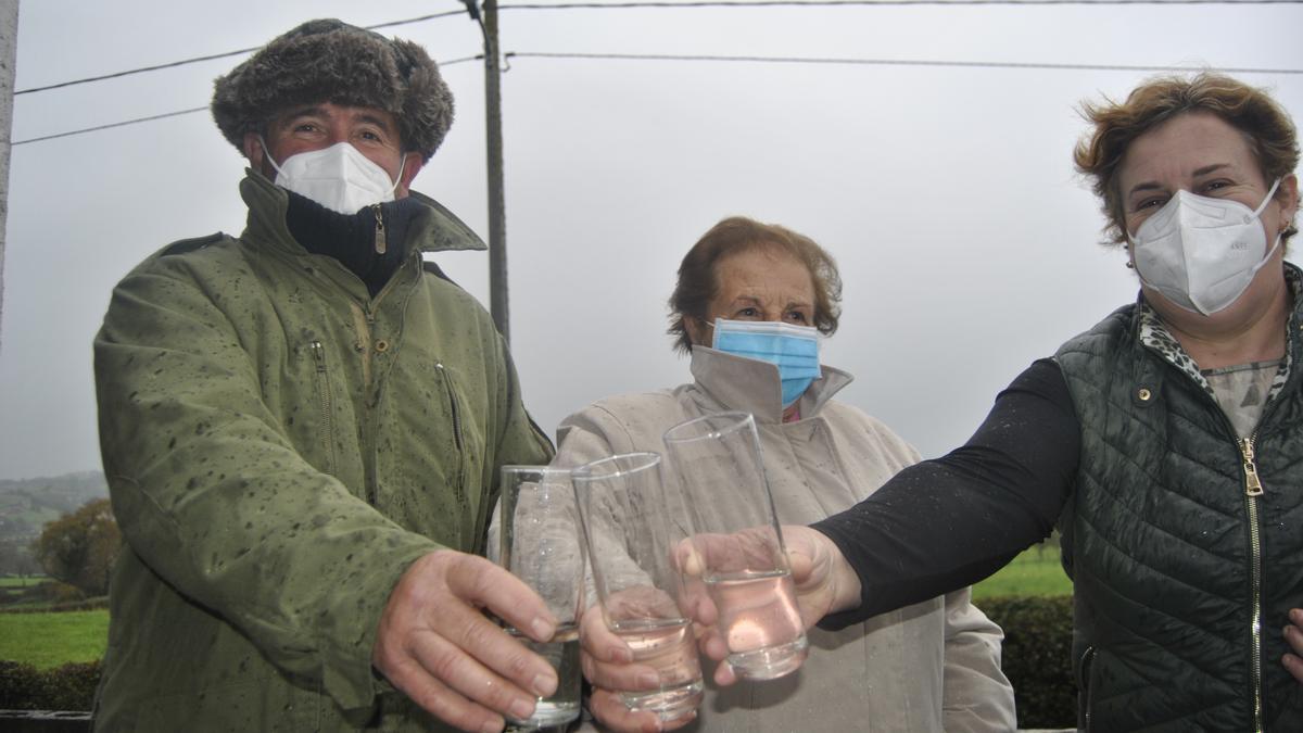 Por la izquierda, Juan Luis Vega, Vicentina García y Pilar Santianes brindan con el agua de Anes, en Siero.