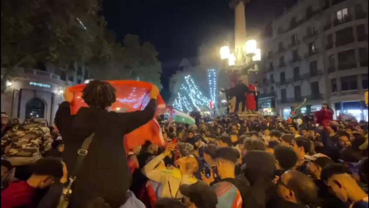 Seguidores marroquís celebran la victoria ante España en la plaza Catalunya