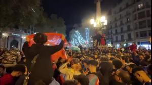 Seguidores marroquís celebran la victoria ante España en la plaza Catalunya