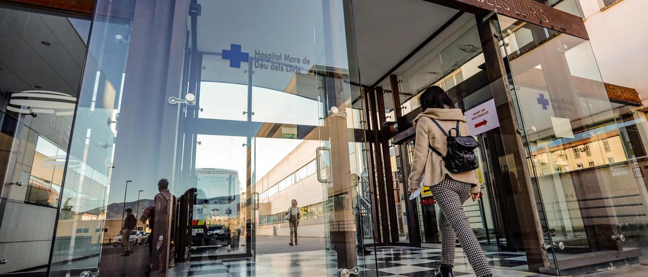 Entrada al Hospital Virgen de los Lirios de Alcoy, cuyo departamento sigue con los peores índices pero que crecen de forma más lenta que en otras zonas.