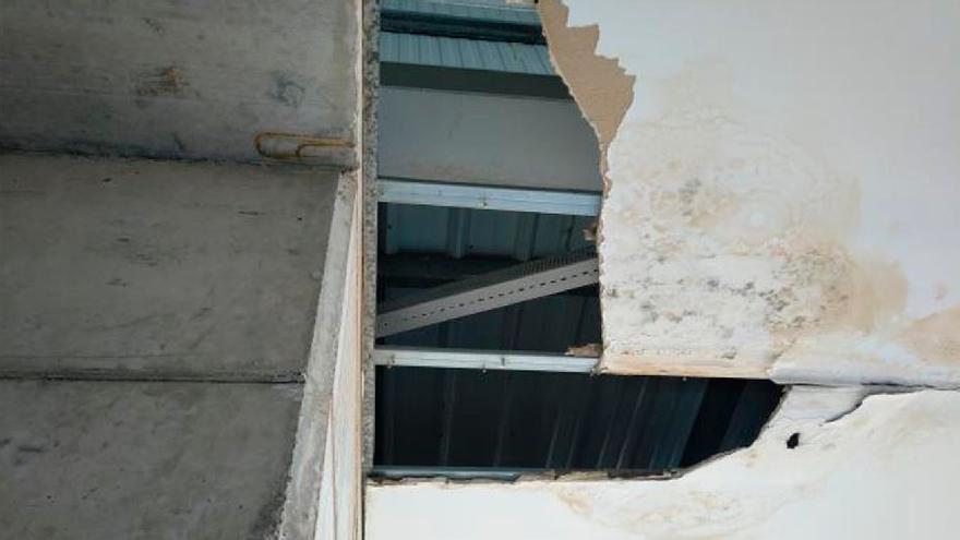 El deterioro del techo que cubre el pabellón del CTD de Vila-real llega a extremos como el de la imagen, con un importante boquete.
