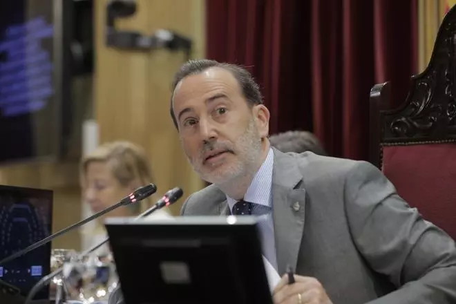 Gabriel Le Senne, que será juzgado por un delito de odio por romper una foto de Aurora Picornell, preside el pleno del Parlament