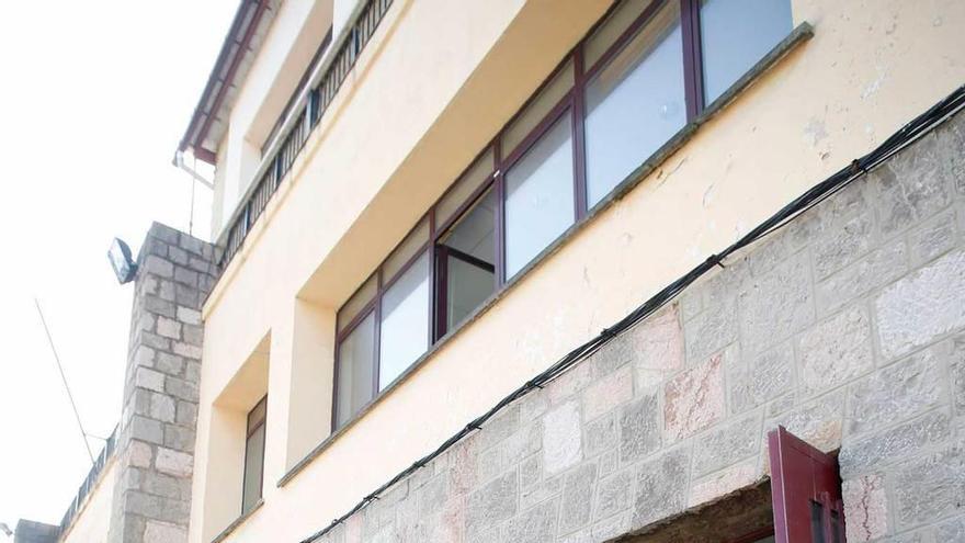 Astrid López de la Serna, ayer, junto a Amado González y Ángel Guido García ante el edificio en obras.