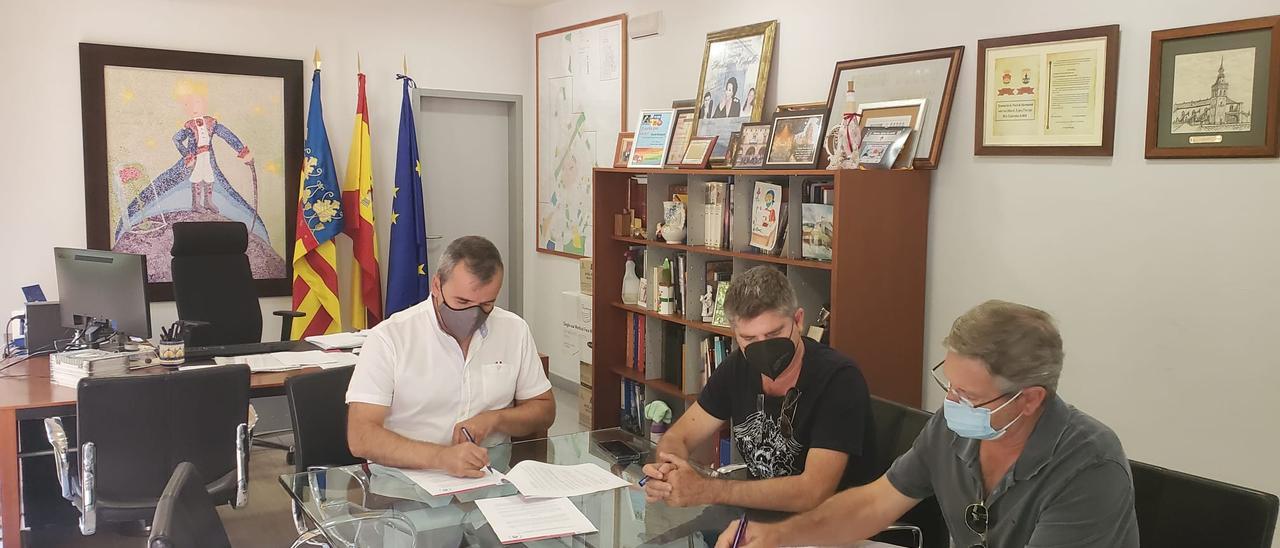 El alcalde de Aspe firmando el covenio con la Asociación de Alzheimer durante el pasado verano.