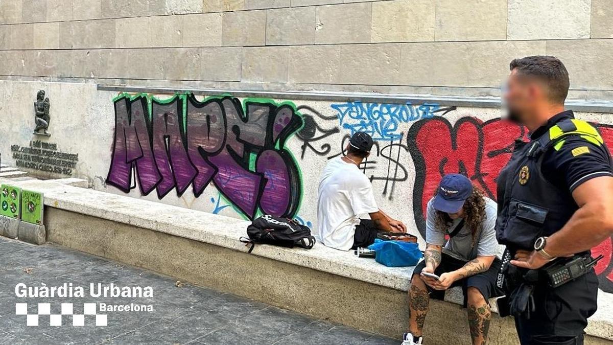 Grafiteros detenidos junto la fuente dedicada a Emili Vendrell