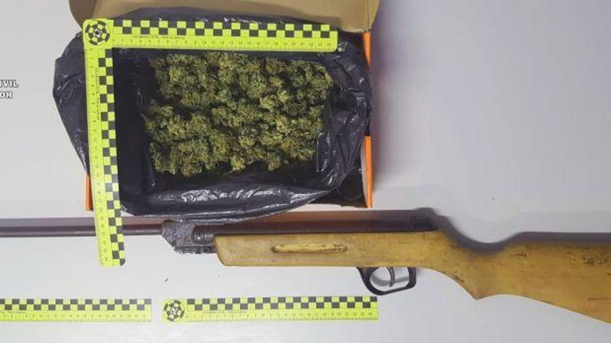 Detenido un joven en Albelda por saltarse el confinamiento y transportar 200 gramos de marihuana en su coche