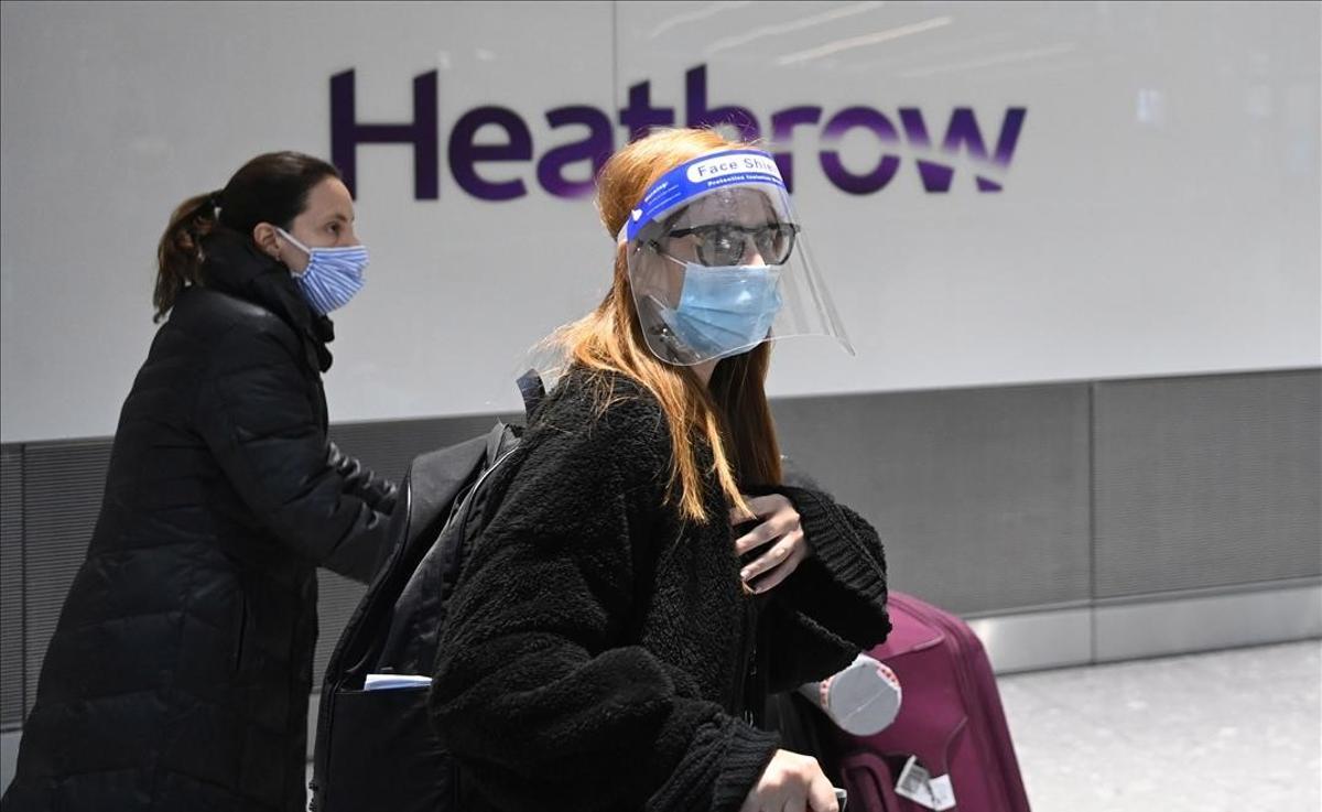 Pasajeros en la terminal internacional del aeropuerto de Heathrow, cerca de Londres.