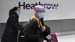 Pasajeros en la terminal internacional del aeropuerto de Heathrow, cerca de Londres.