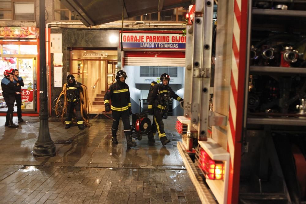 Intervención de los bomberos en un incendio de Gijón