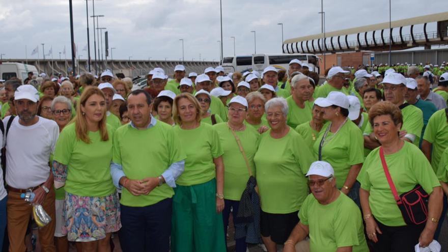 Ruiz Espejo, con los participantes de la marcha realizada en el puerto de Málaga.