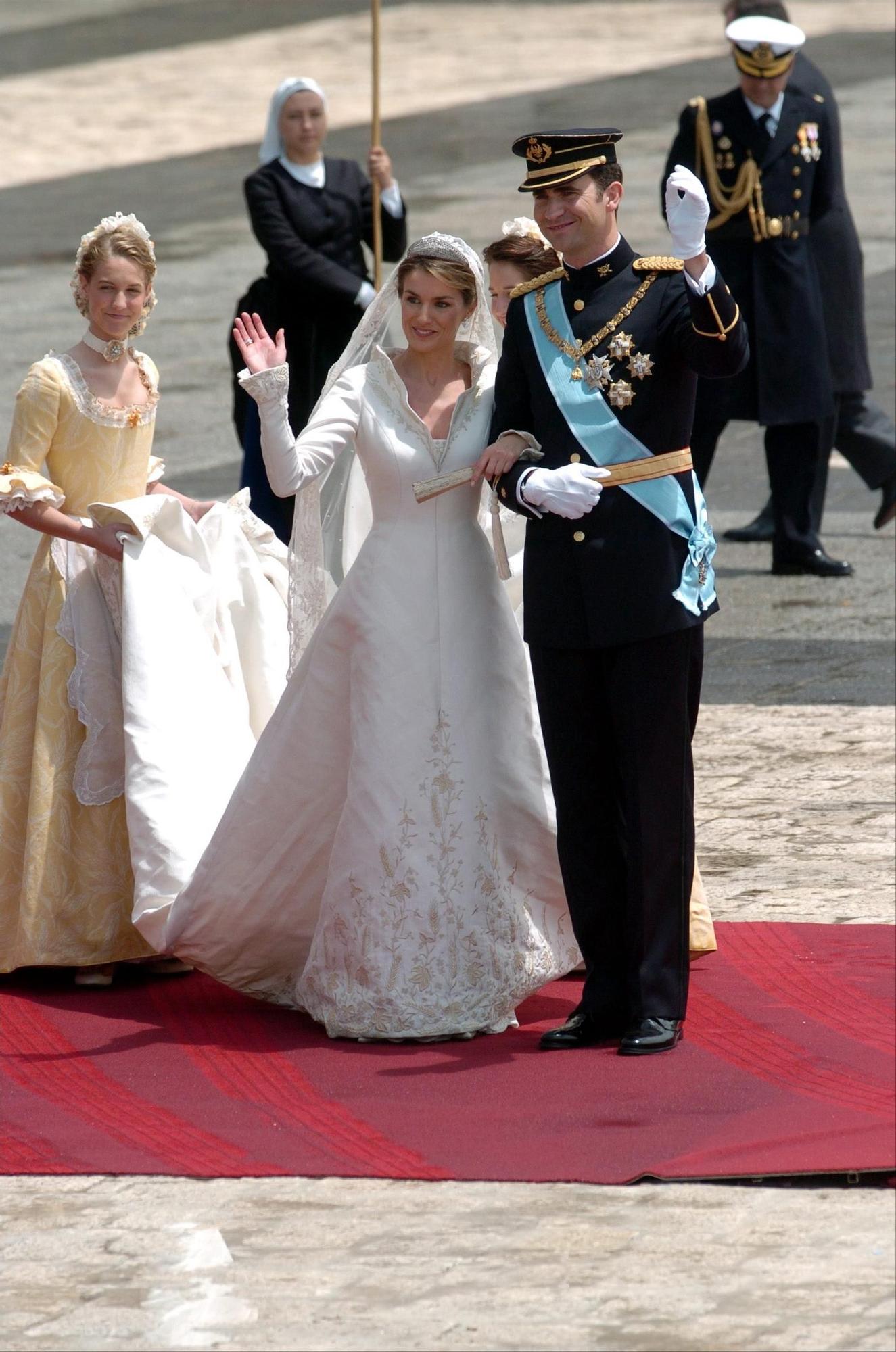 La reina Letizia con su vestido de Manuel Pertegaz el día de su boda