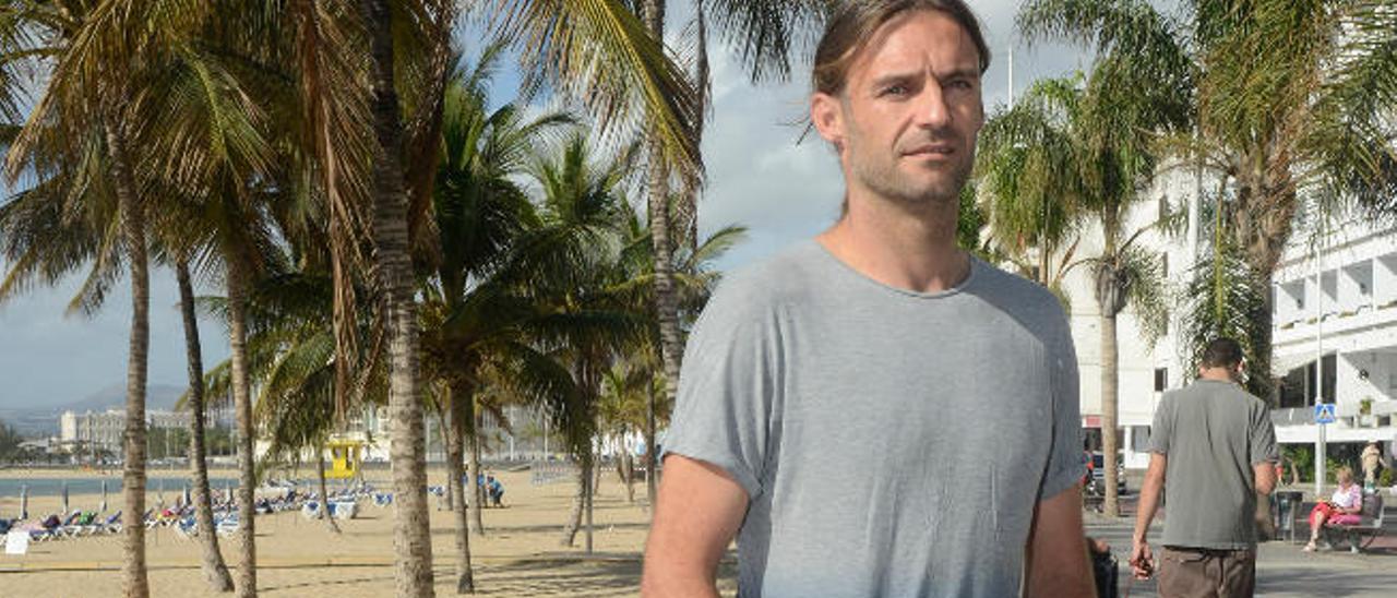 José Ramón Galindo, ayer, junto a la playa de El Reducto, en Arrecife.