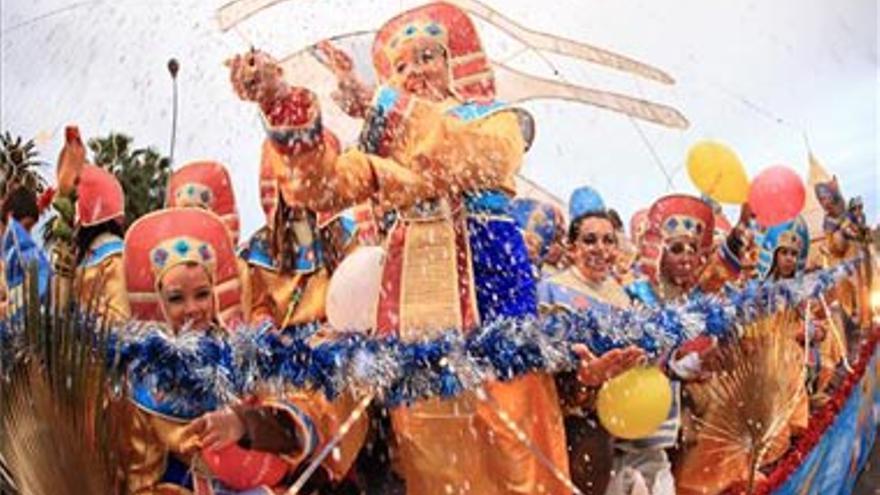 Los Reyes Magos de Oriente visitan Extremadura bajo la lluvia