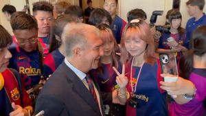 Laporta se divierte con los aficionados del Barça en Seúl