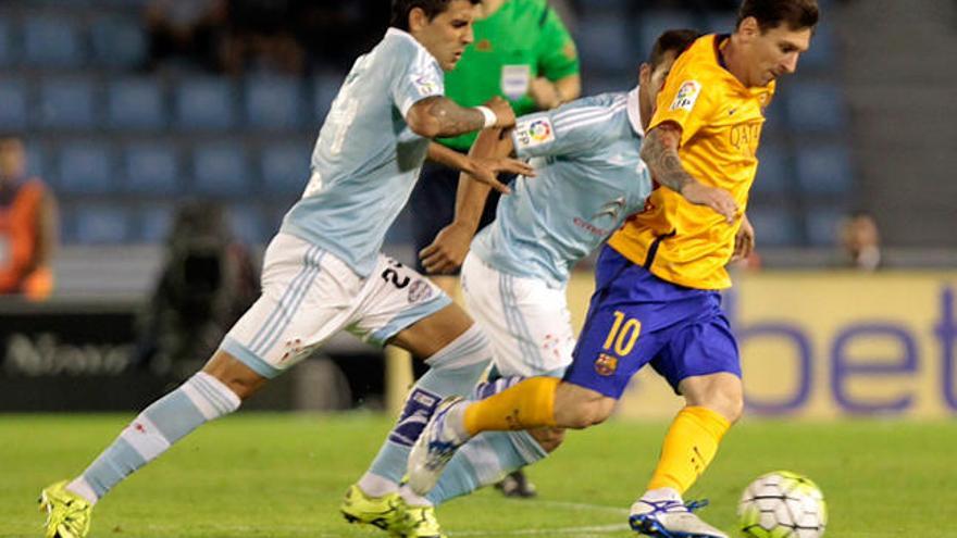 Augusto Fernández, durante el partido con el Barça.//J.L.