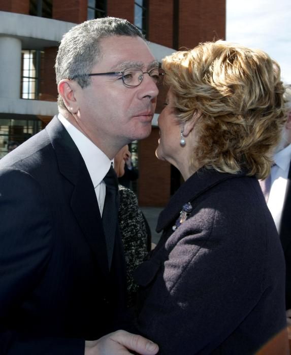 Alberto Ruiz-Gallardón y Esperanza Aguirre se saludan durante un acto oficial. Ya por entonces corrían rumores de la mala relación entre ambos