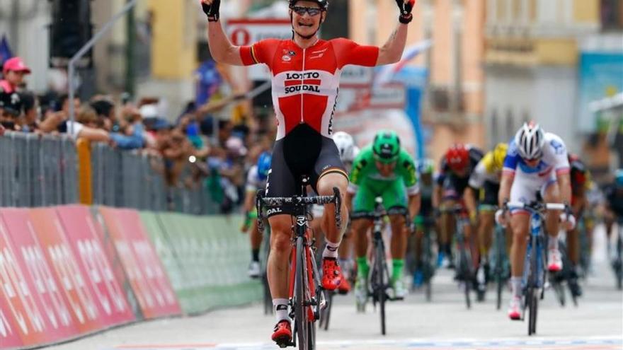 Valverde recorta cuatro segundos al resto de favoritos en el Giro