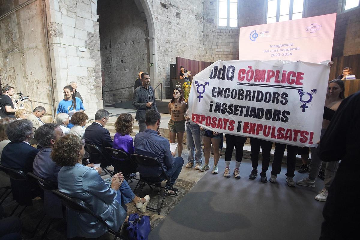 La protesta estudiantil durant l'acte d'inaguració del curs a la UdG.