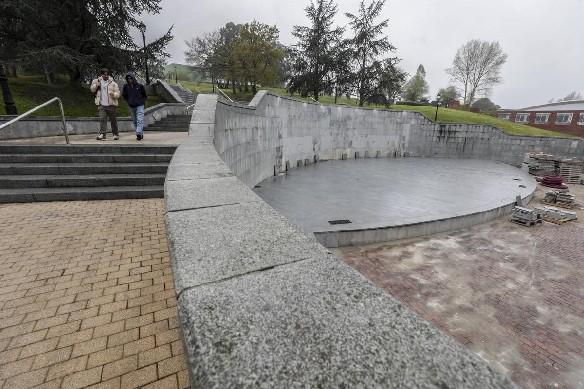 El escenario construido donde antes había una fuente en un conocido parque de Oviedo.