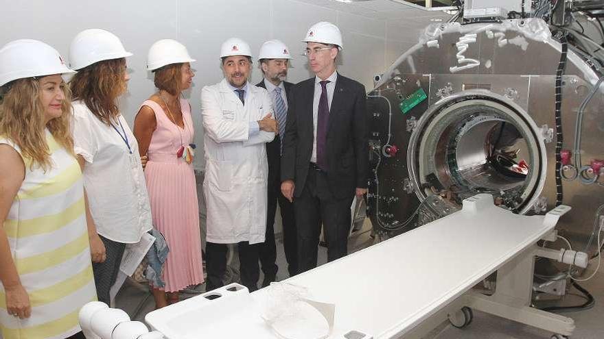 El conselleiro de Sanidade, Jesús Vázquez Almuiña (1º dcha.), visitó ayer la nueva unidad. // Iñaki Osorio