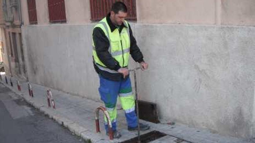 El reventón de una válvula deja sin agua durante 14 horas al barrio del Viaducto