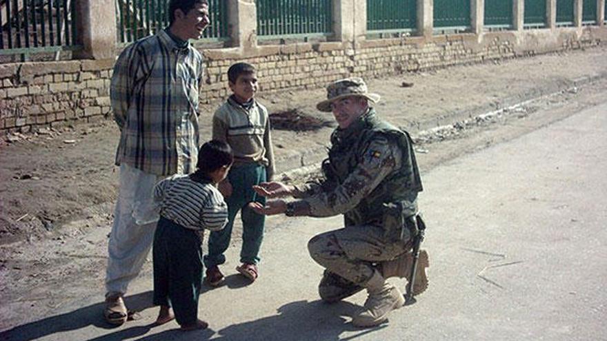 El sargento Sergio Santisteban, con unos niños en la localidad iraquí de Diwaniya