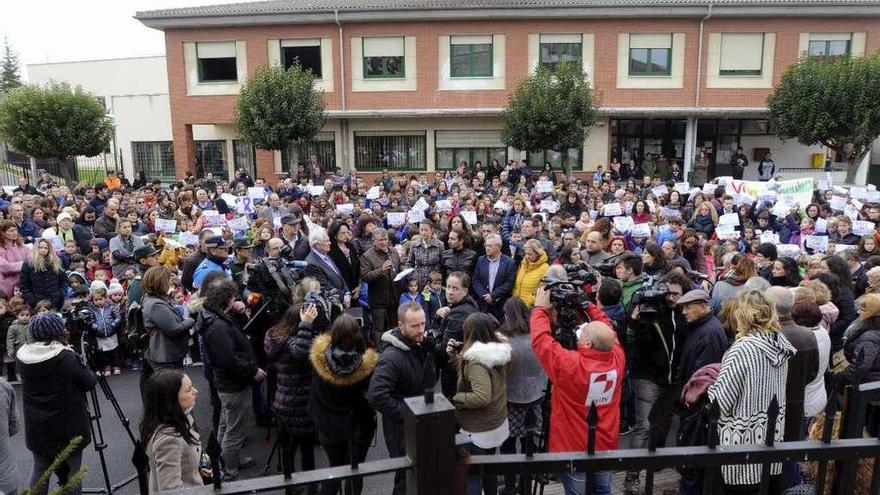 Concentración de repulsa por el crimen machista en Valverde de la Virgen.