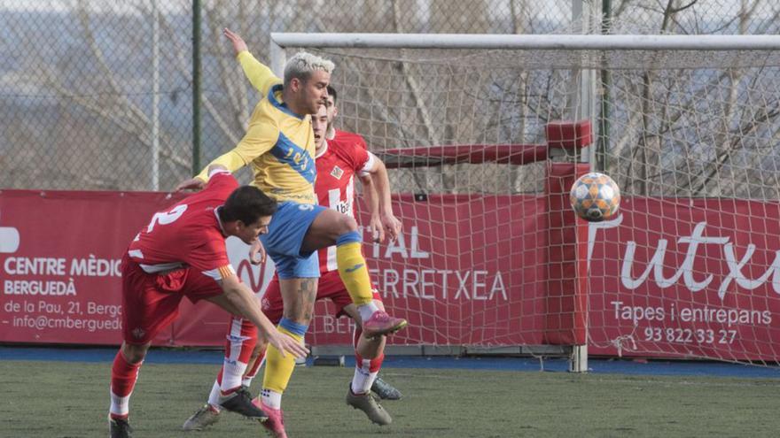 Dos jugadors del Berga i un del Joanenc lluiten per la pilota | MIREIA ARSO