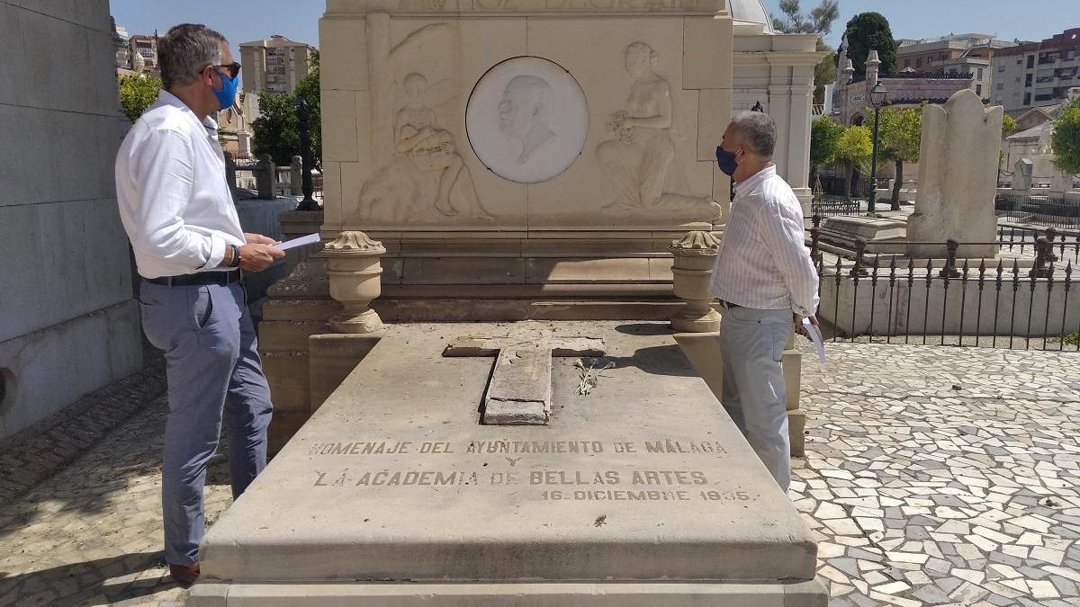 El director del Cementerio de San Miguel, Jorge Serra, esta semana con Francisco Rodríguez Marín ante la tumba del pintor Muñoz Degrain.