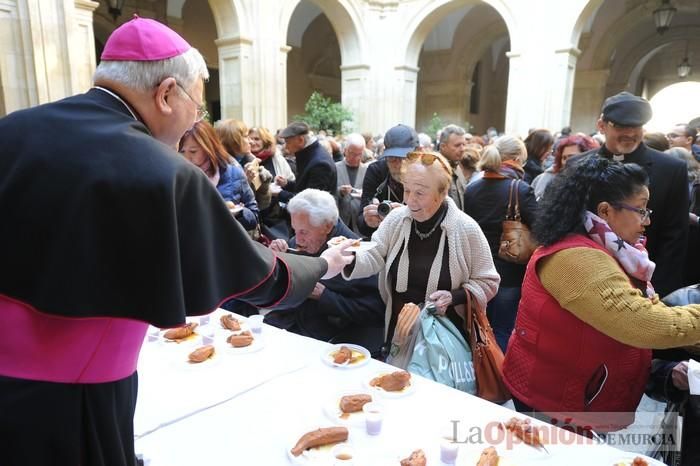 Reparto de boniatos en el Palacio Episcopal por San Fulgencio