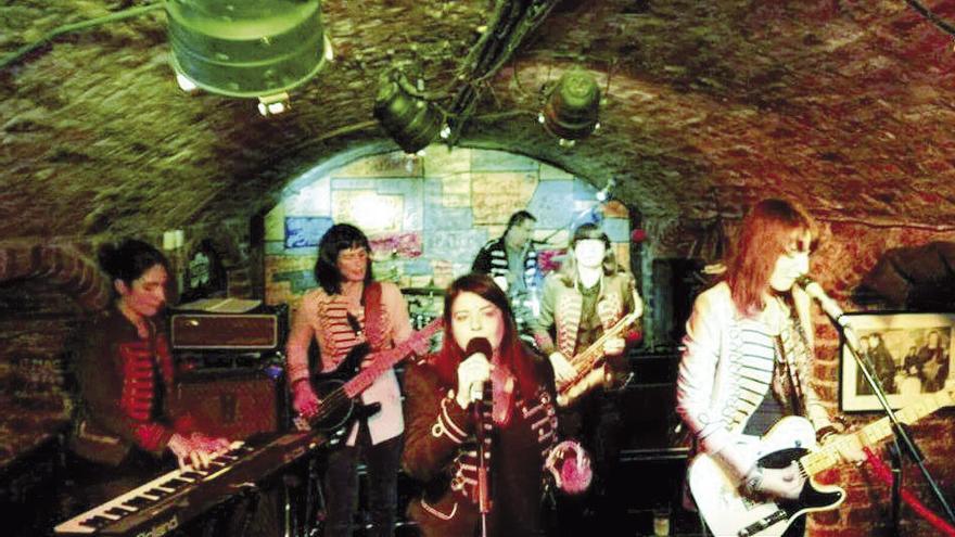 The Funkles, actuando en la mítica The Cavern, el club que vio nacer a The Beatles.
