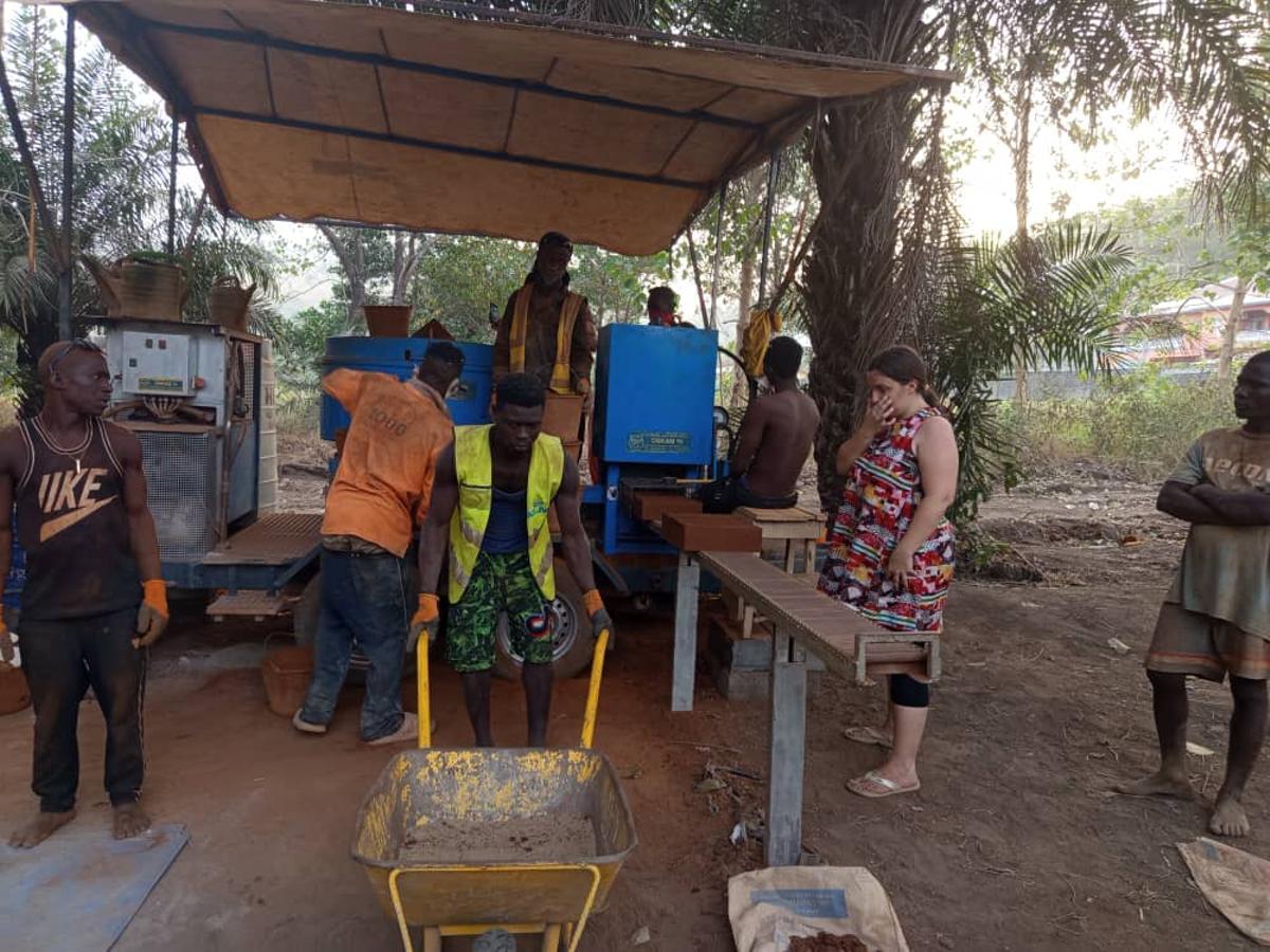 En estos casi 11 años, Clara ha sido madre de dos niñas, ambas nacidas en Madrid.