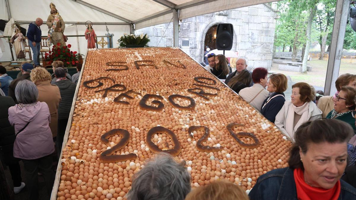 Vilanoviña (Meis) celebra su día grande de las fiestas de San Gregorio con un gigantesco bollo.