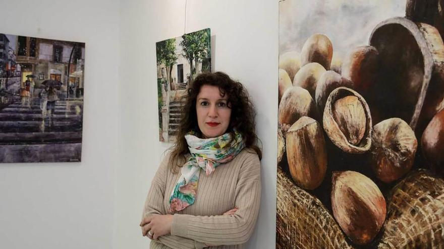 Sara Candanedo, ayer, en la exposición, con algunas de sus obras.