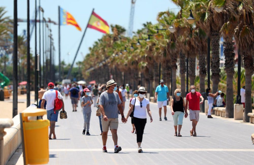 Primer día tras el estado de alarma: playas, centros comerciales y vuelos en Manises