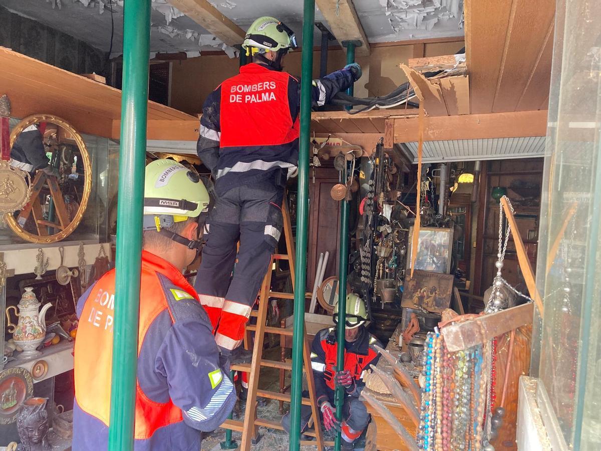 Boberos de Palma en uno de los locales afectados en octubre.