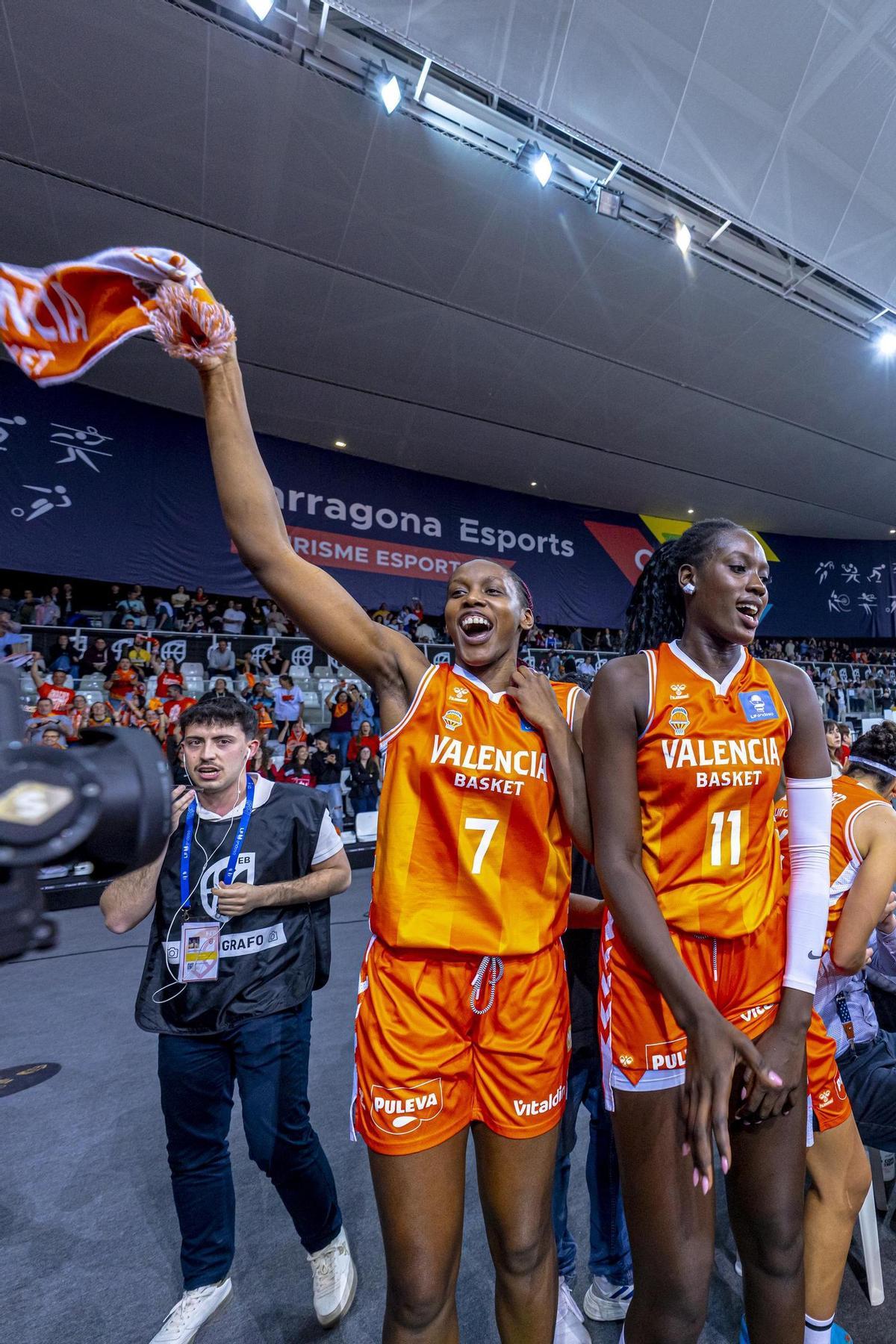 Así celebraron la Copa las jugadoras del Valencia Basket en Tarragona
