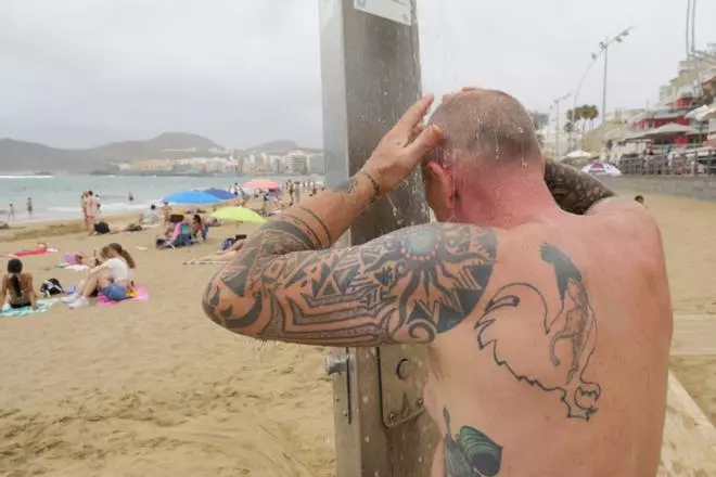 Meteorología. Calor y calima en la playa de Las Canteras