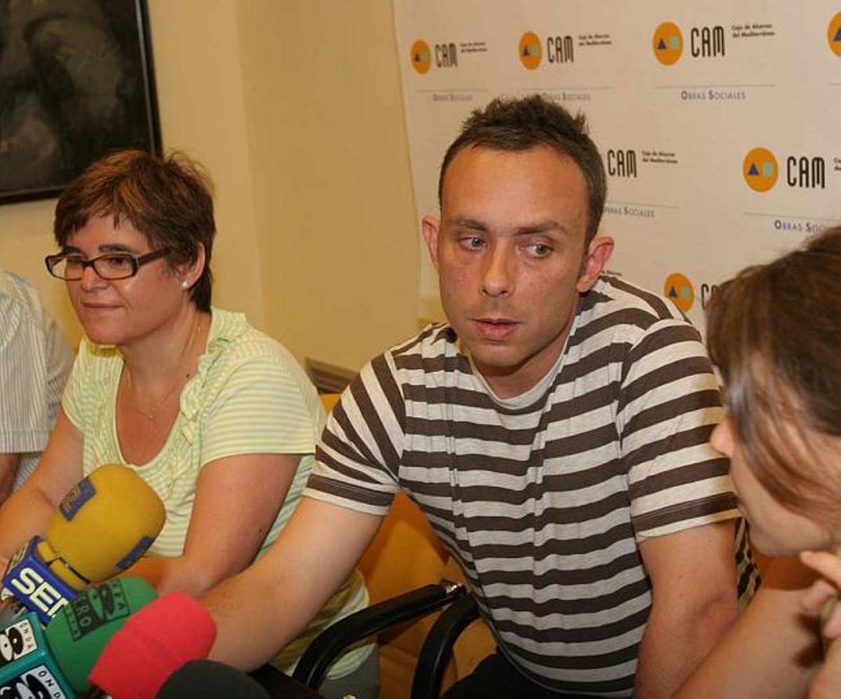 El nieto del autor y María Dolores Piñero, gestora de Obras Sociales de la CAM, en la presentación del acto