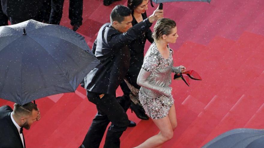 Kristen Stewart, descalza en la alfombra de Cannes.