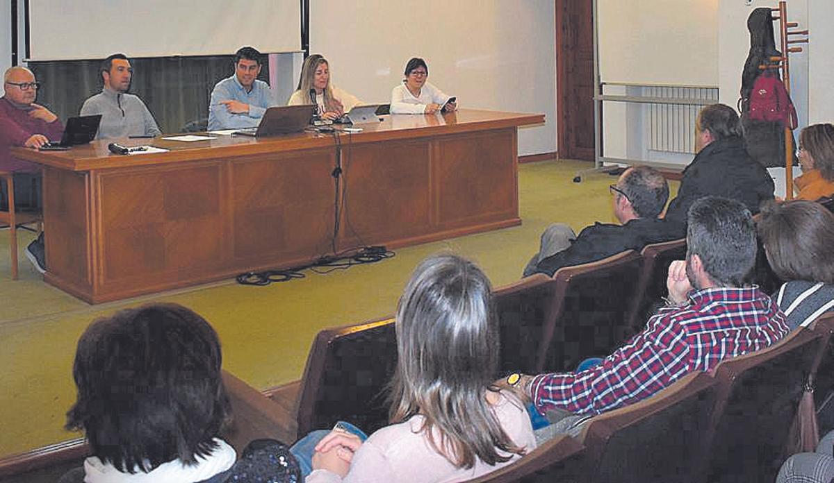 El alcalde Ripollés presidió la primera reunión con representantes de las carrozas.