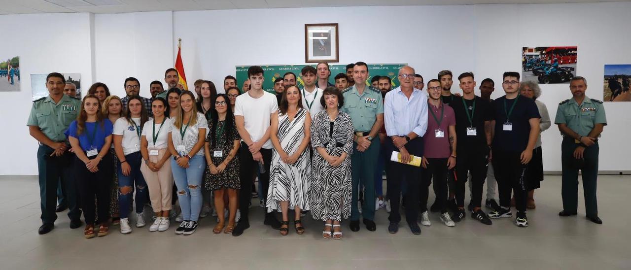 La subdelegada del Gobierno, el teniente coronel, la directora del SEPE, profesores y otras autoridades, con los alumnos de los dos grupos formativos