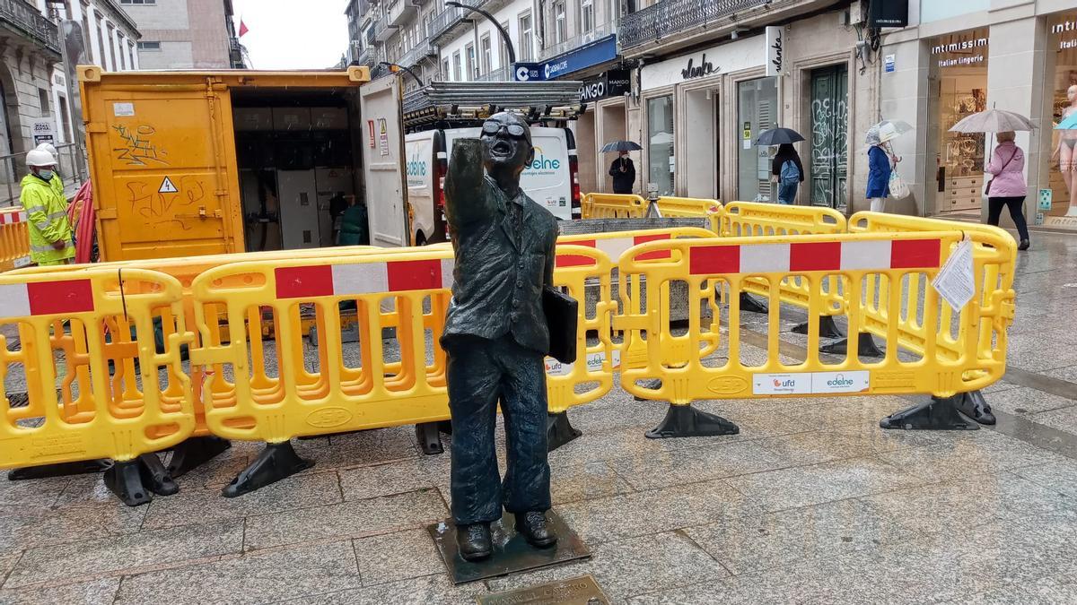 Los vándalos arrancaron uno de los brazos de la escultura de Manuel Castro la pasada madrugada.