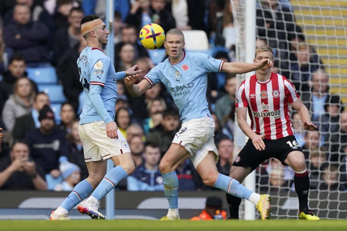 Laporte intenta rematar un balón durante el partido ante la mirada de Haaland. Manchester City vs Brentford FC