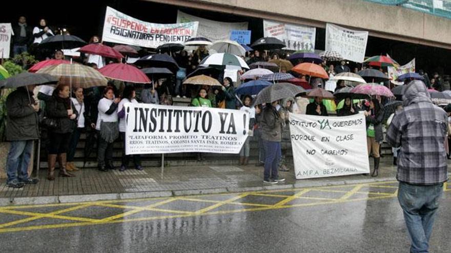 Las familias se concentraron la pasada semana en las puertas del Edificio Negro.