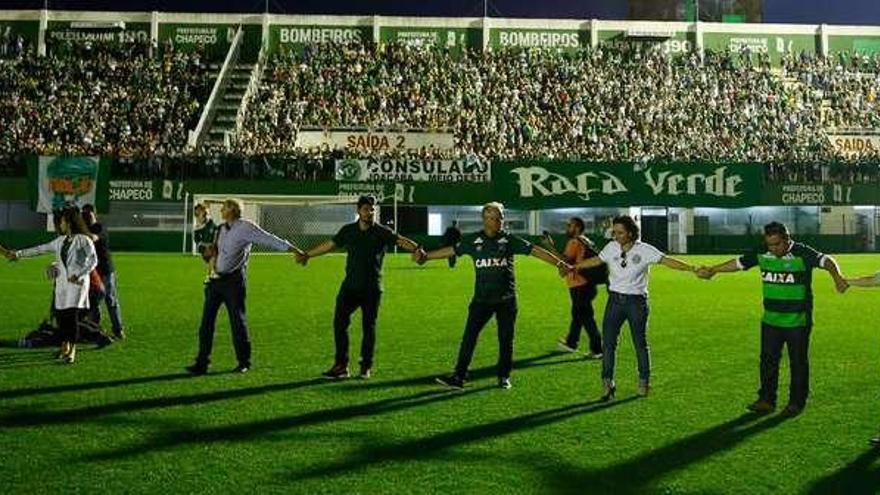 Familiares de jugadores y directivos del Chapecoense saludan a los aficionados durante la vigilia del martes en el Arena Condá de Pacheco.