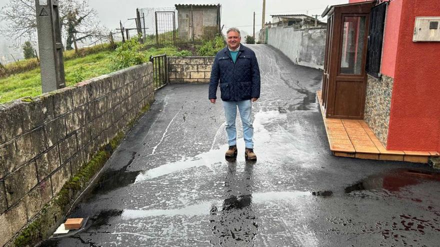 Alejandro Villa, en la zona en la que se ha reparado el acceso a las viviendas. | A. S.