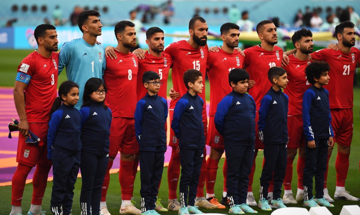 Los futbolistas de Irán se negaron a cantar el himno en su debut en el Mundial.